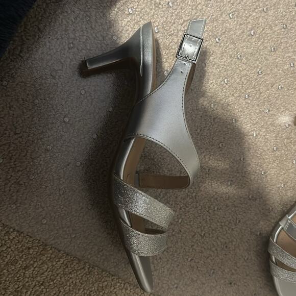 Naturalizer silver open toed small kitten heels - size 7 - Picture 3 of 5